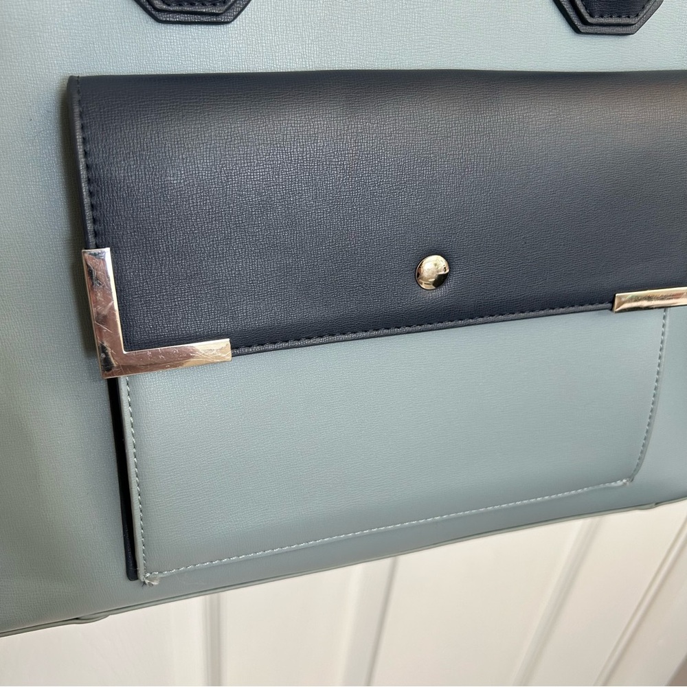 Chic Blue Two-Tone Tote Bag - Picture 4 of 16